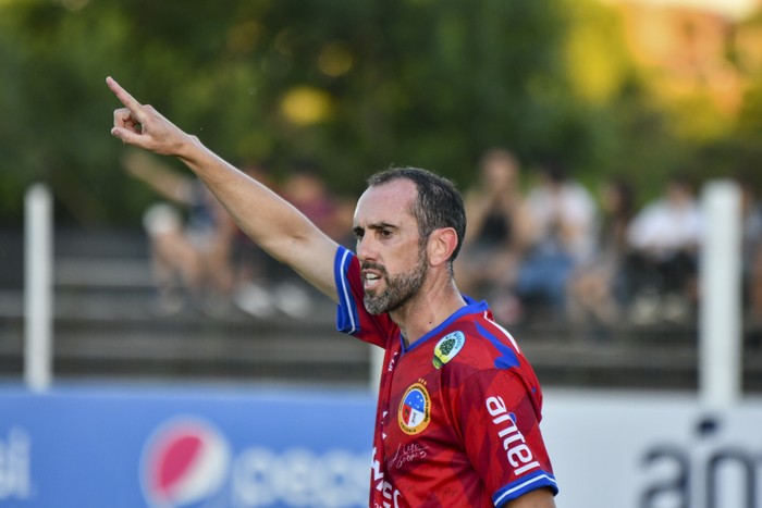 Diego Godín en su partido de despedida entre la selección de Colonia interior y Uruguay sub 20, el 19 de diciembre, en la ciudad de Rosario. · Foto: Ignacio Dotti