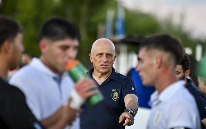 Fabián Coito, el 19 de diciembre, durante el partido amistoso ante la selección de Colonia interior, en la ciudad de Rosario. Foto: Ignacio Dotti.