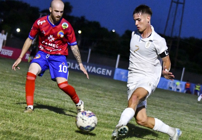 Joaquín Lavega, de Uruguay, y Marcelo Díaz, de Colonia, durante el partido amistoso entre la sub 20 de Uruguay y la selección de Colonia interior, disputado en la ciudad de Rosario, el 19 de diciembre. · Foto: Ignacio Dotti