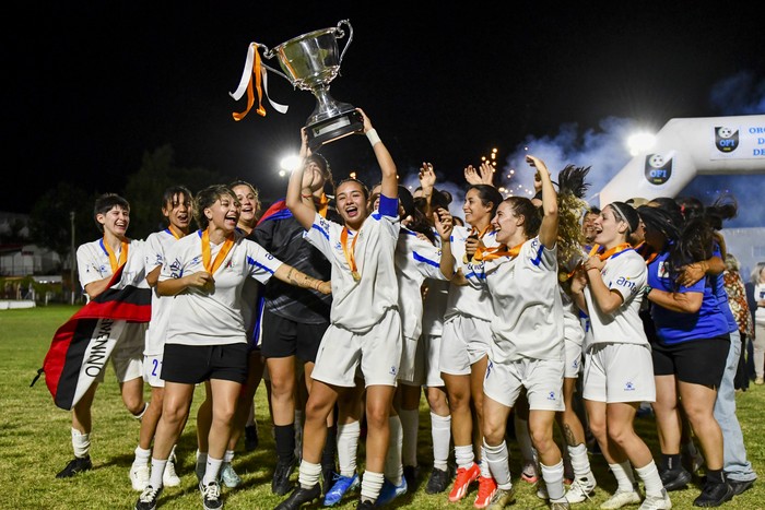 Jugadoras de Paysandú tras consagrarse campeonas de la Copa Nacional de Selecciones Femenina frente a Treinta y Tres, el 22 de diciembre, en la cancha de Juventud de Colonia. · Foto: Ignacio Dotti