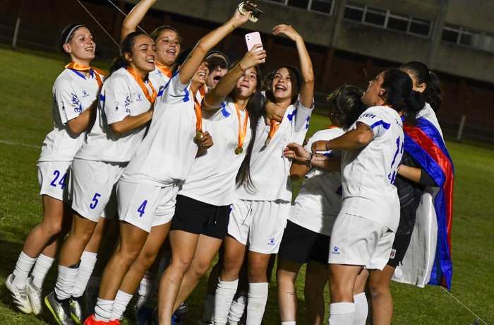 Jugadoras de Paysandú tras consagrarse campeonas de la Copa Nacional de Selecciones Femenina frente a Treinta y Tres, el 22 de diciembre, en la cancha de Juventud de Colonia. · Foto: Ignacio Dotti