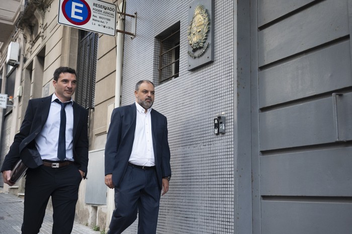 Juan Manuel González y Charles Carrera, el 23 de diciembre, en el juzgado de la calle Juan Carlos Gómez. · Foto: Alessandro Maradei