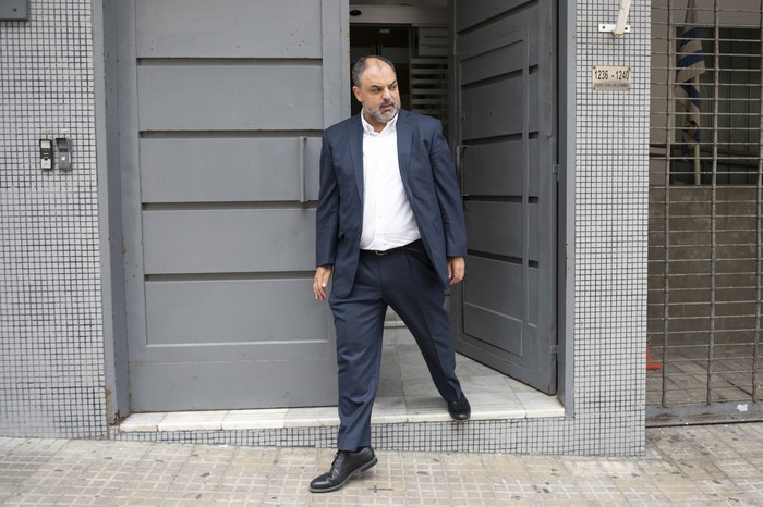 Charles Carrera en el juzgado de la calle Juan Carlos Gómez, en Montevideo (archivo, diciembre de 2024). · Foto: Alessandro Maradei
