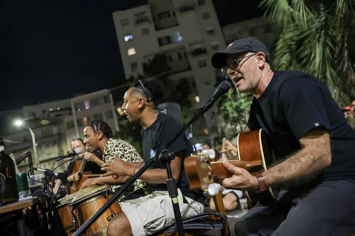 Edu "Pitufo" Lombardo, durante una Rueda de Candombe en plaza España, en Montevideo (archivo, 2024). · Foto: Rodrigo Viera Amaral