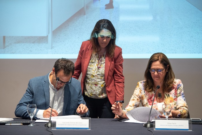 Facundo Ponce de León y Elisa Facio firman el acuerdo por el que la ACAU tendrá una nueva sede, llamada “Casa del Cine”. · Foto: Gianni Schiaffarino