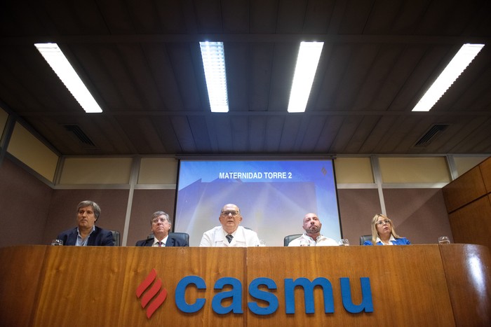 Gastón Carambula, Dr. Juan José Areosa, Dr. Raúl Rodríguez, Marcelo Gilard y Andrea Zumar · Foto: Gianni Schiaffarino