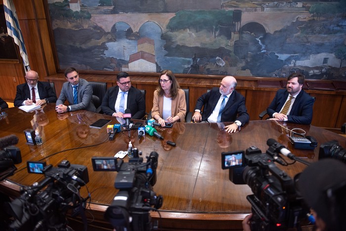 Álvaro Lorenzo, Hubert Arbildi, Nicolás Spinelli, Diego Durand, Elisa Facio, Daniel Lamela y Leandro Claramunt, el 27 de diciembre de 2024 · Foto: Gianni Schiaffarino