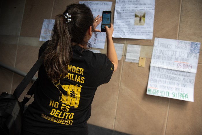 Movilización de familiares de hinchas de Peñarol detenidos en Brasil, el 27 de diciembre, en la cancillería. · Foto: Gianni Schiaffarino