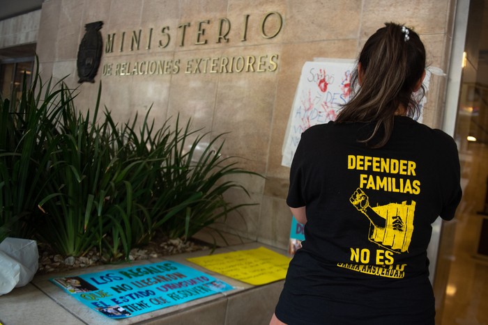 Familiares de hinchas de Peñarol detenidos en Brasil, 27 de diciembre de 2024 · Foto: Gianni Schiaffarino