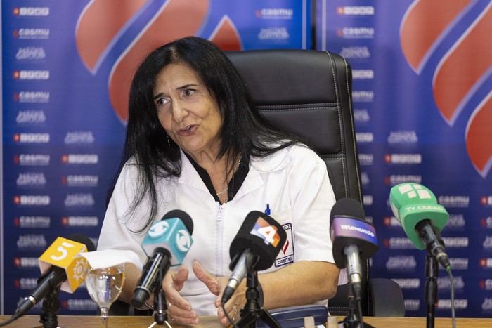 Raquel Pannone en conferencia de prensa luego de la intervención quirúrgica a José Mujica en el Casmu · Foto: Rodrigo Viera Amaral