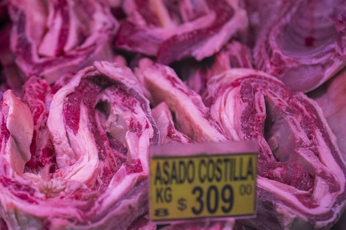 Carnicería en un supermercado en Montevideo, el 30 de diciembre de 2024. · Foto: Alessandro Maradei