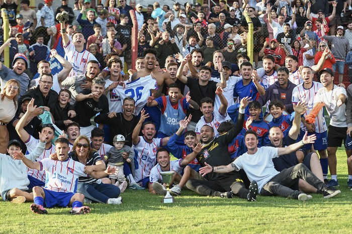 Festejo de los jugadores de Central Español, el 30 de diciembre, tras ganarle a Villa Española, en el estadio Parque Capurro. Foto: Alessandro Maradei.