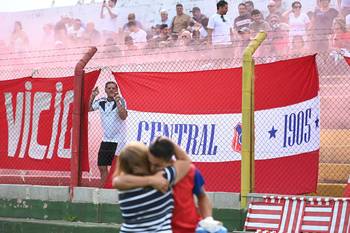 Hinchada de Central Español (archivo, diciembre de 2024). · Foto: Alessandro Maradei