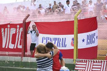 Hinchas de Central Español (archivo, diciembre de 2024). · Foto: Alessandro Maradei