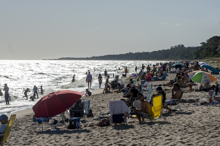 Playa del balneario Fomento, ubicado en la Costa del Inmigrante, en el departamento de Colonia, el 2 de enero de 2025. · Foto: Ignacio Dotti