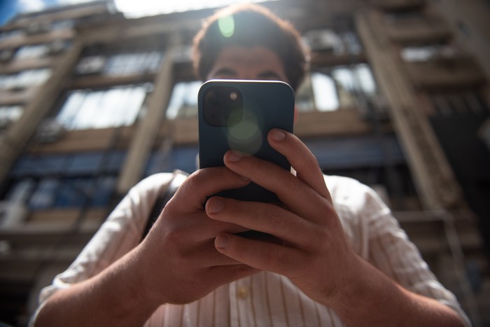 Foto principal del artículo 'España prohibirá el acceso a redes sociales a los menores de 16 años' · Foto: Gianni Schiaffarino