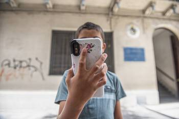 Foto principal del artículo 'Hola, Mindi: una mensajería de Whatsapp que involucra a los padres en el desarrollo cognitivo de sus hijos' · Foto: Gianni Schiaffarino