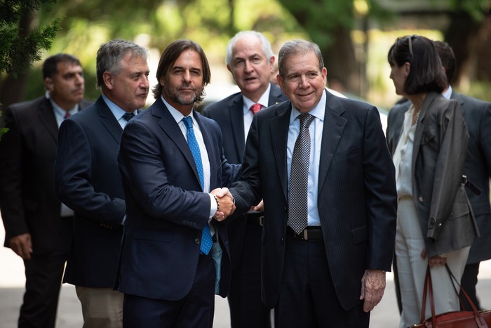 Luis Lacalle Pou y Edmundo González en la residencia de Suarez y Reyes · Foto: Gianni Schiaffarino