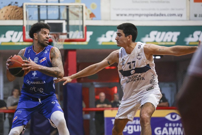 James Feldeine, de Nacional, y Federico Soto, de Defensor Sporting, en el gimnasio de Welcome. · Foto: Rodrigo Viera Amaral