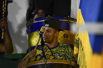 Hinchada de Colonia durante el partido frente a San José, en el Complejo 5 de Octubre de Rosario, el 8 de enero, por la primera fecha de la Copa Nacional de Selecciones, Confederación del Sur. · Foto: Ignacio Dotti