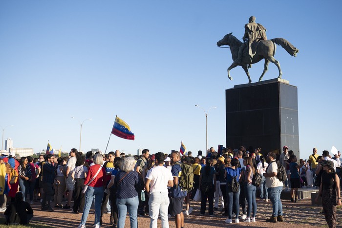 Concentración por Venezuela, este jueves, en la rambla de Montevideo. · Foto: Alessandro Maradei