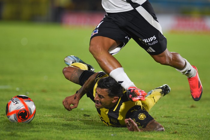 Eduardo Darias, de Peñarol, durante un partido ante Colo-Colo, en el estadio Domingo Burgueño Miguel   (archivo, enero de 2025). · Foto: Gianni Schiaffarino