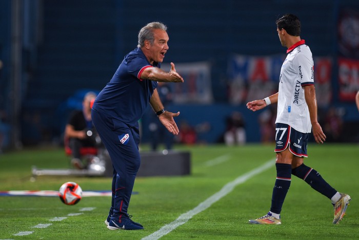 Martín Lasarte, durante un partido en el estadio Gran Parque Central (archivo, enero de 2025). · Foto: Gianni Schiaffarino