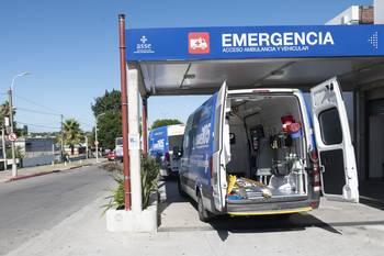 Puerta de emergencia del hospital del Cerro, en Montevideo (archivo). · Foto: Alessandro Maradei