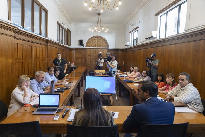 Los equipos entrantes y salientes se reúnen para ordenar la transición, el 15 de enero, en el Ministerio de Salud Pública. · Foto: Ernesto Ryan