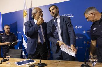 Pablo Abdala y Nicolás Martinelli en el Ministerio del Interior tras presentar los datos de las cifras de delito. · Foto: Rodrigo Viera Amaral