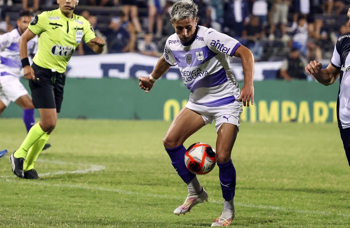 Francisco Barrios, de Defensor Sporting, el 18 de enero, en el estadio Luis Franzini. · Foto: Rodrigo Viera Amaral