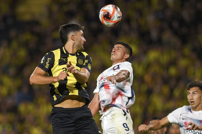 Rodrigo Pérez, de Peñarol, y Andrés Vombergar, de San Lorenzo, el 16 de enero, en el estadio Campeón del Siglo. · Foto: Gianni Schiaffarino