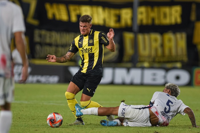 Tomás Olase, de Peñarol, en el Estadio Campeón del Siglo · Foto: Gianni Schiaffarino