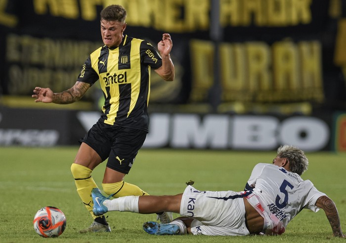 Tomás Olase, de Peñarol, durante un partido ante Almagro, el 16 de enero, en el estadio Campeón del Siglo. · Foto: Gianni Schiaffarino