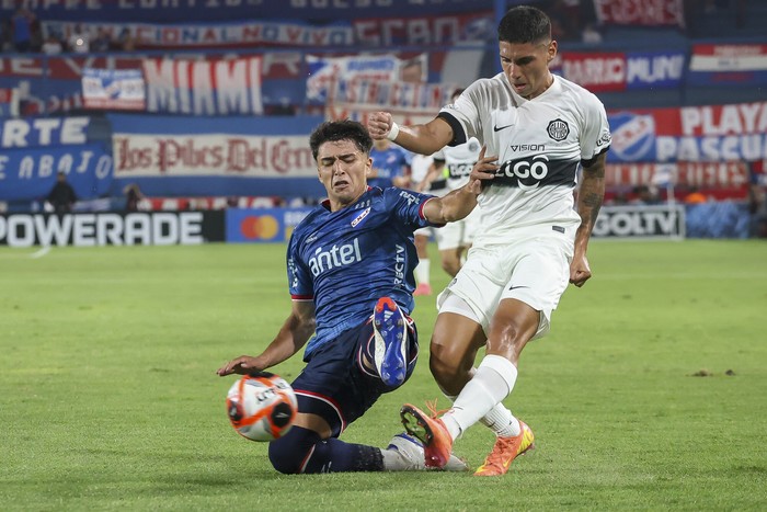 Rodrigo Mederos, de Nacional, y Derlis González, de Olimpia, el 17 de enero, en el estadio Campeón del Siglo. · Foto: Rodrigo Viera Amaral