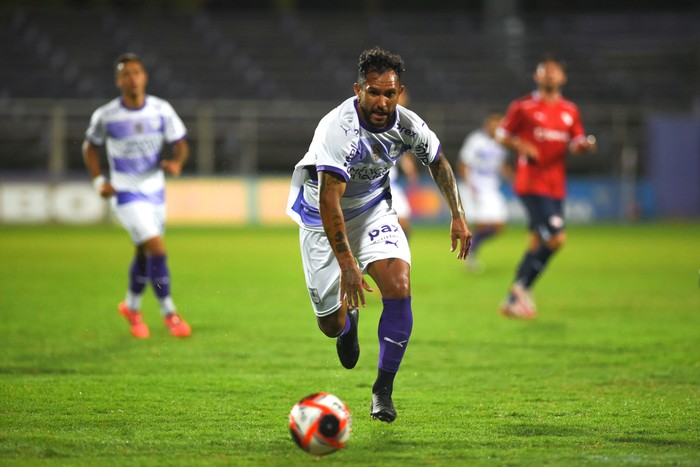 Walter Montoya, de Defensor Sporting, en el Estadio Luis Franzini. · Foto: Gianni Schiaffarino