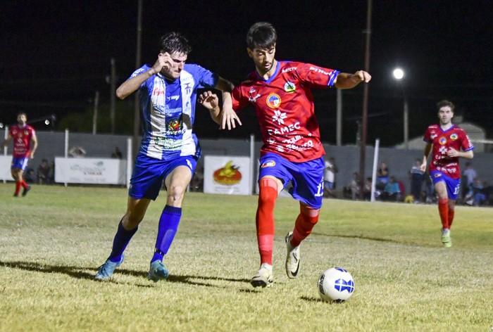 Alan Acebey, de Colonia Interior y Agustín Noy, de Colonia Capital, durante el partido en el Complejo 5 de octubre de Rosario, el 18 de enero, por la cuarta fecha de la Copa Nacional de Selecciones, Confederación del Sur. · Foto: Ignacio Dotti