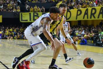 James Feldeine, de Nacional, y Emiliano Serres, de Peñarol, el 7 de enero, en el Palacio Peñarol. · Foto: Rodrigo Viera Amaral