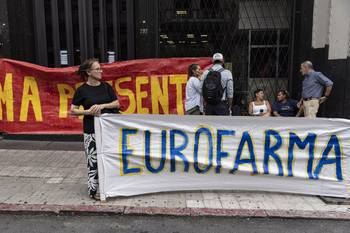 Trabajadores de Eurofarma sindicalizados en SIMA, el 20 de enero, frente a la Dinatra. · Foto: Ernesto Ryan