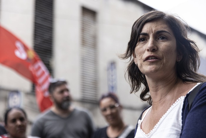 Zoya Franco, del SIMA, con los trabajadores de Eurofarma en la Dinatra. · Foto: Ernesto Ryan