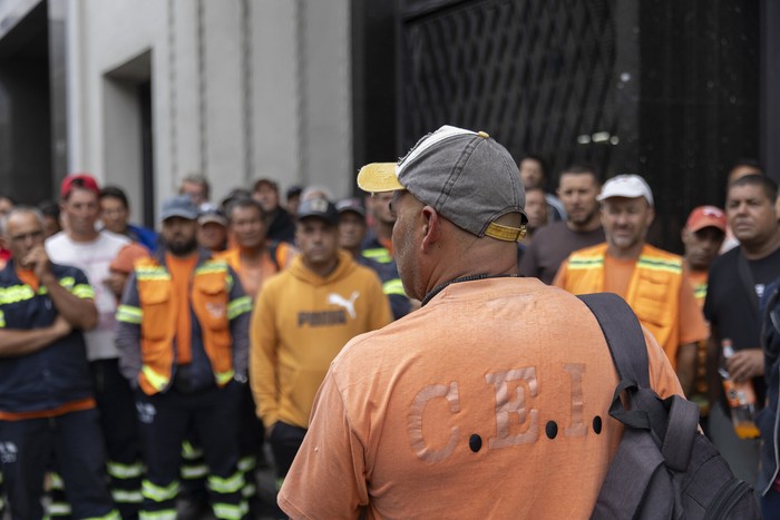 Trabajadores de CEI, el 20 de enero, en la Dinatra, en Montevideo. · Foto: Ernesto Ryan