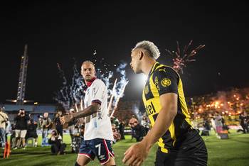 Nicolás López, de Nacional, y Leonardo Fernández, de Peñarol, en el encuentro disputado el 20 de enero, en el estadio Centenario, por la Serie Río de la Plata. · Foto: Gianni Schiaffarino