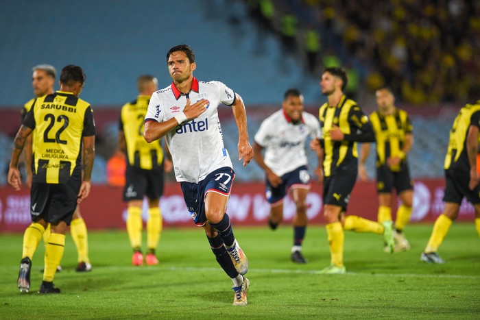 Nicolás Rodríguez, de Nacional, tras convertir el empate contra Peñarol, ayer, en el estadio Centenario. · Foto: Gianni Schiaffarino