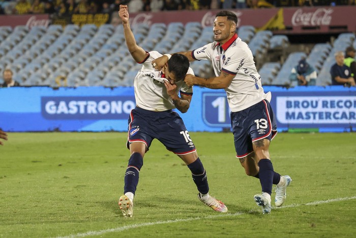 Lucas Villalba, tras convertir el tercer gol de Nacional, festeja con Emiliano Ancheta, el 20 de enero, en el estadio Centenario. · Foto: Rodrigo Viera Amaral