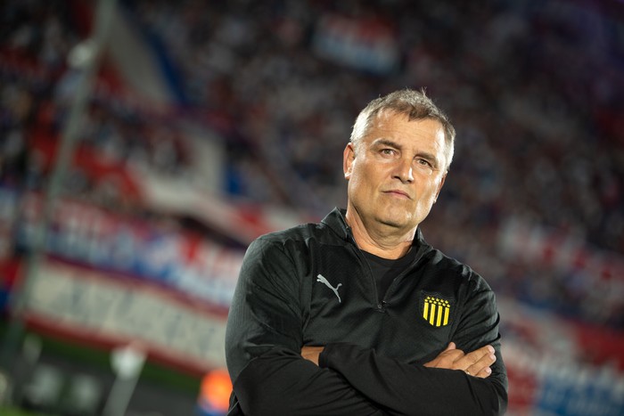 Diego Aguirre, director técnico de Peñarol, en el Estadio Centenario · Foto: Gianni Schiaffarino