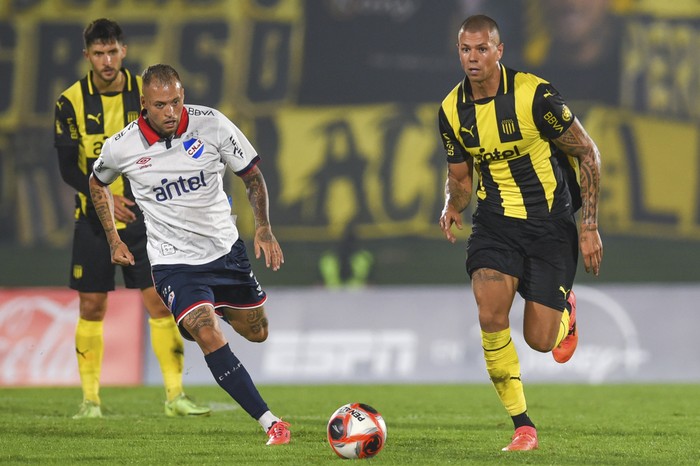 Nicolás López, de Nacional, y Leonardo Coelho, de Peñarol, en el estadio Centenario. (archivo, enero de 2025) · Foto: Gianni Schiaffarino