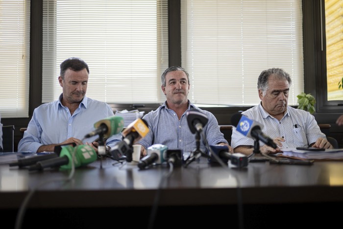 Néstor Graña, Marcelo Sosa y Julio Micak en la sede de ASSE (archivo, diciembre de 2024). · Foto: Mara Quintero