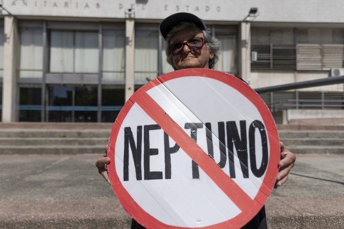 Ciudadanos autoconvocados se manifiestan en OSE por el proyecto Neptuno. · Foto: Ernesto Ryan