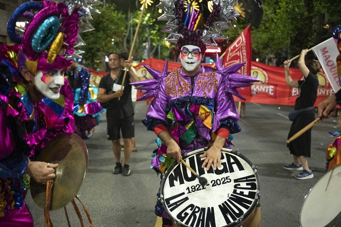 Murga La Gran Muñeca, durante el Desfile Inaugural de Carnaval. · Foto: Alessandro Maradei