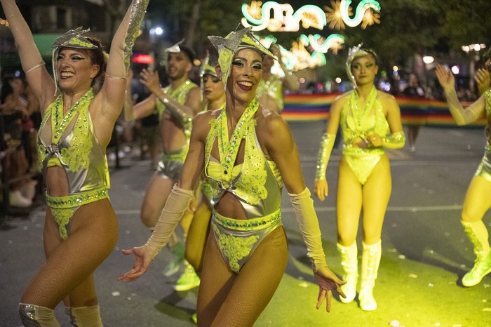 Revista Tabú, durante el Desfile Inaugural del Carnaval 2025, por la avenida 18 de Julio de Montevideo. · Foto: Alessandro Maradei